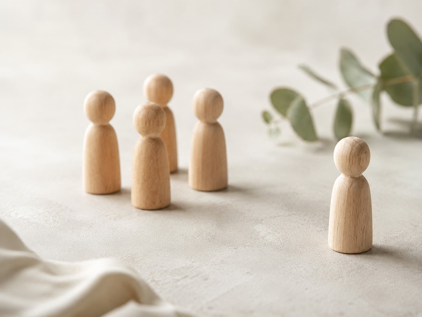 Holzfiguren als Sinnbild für eine Aufstellung